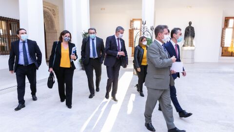 El presidente de Castilla-La Mancha, Emiliano Garc&iacute;a-Page, celebra una reuni&oacute;n con representantes de los agentes econ&oacute;micos y sociales, con la FEMP y con los presidentes de las diputaciones.