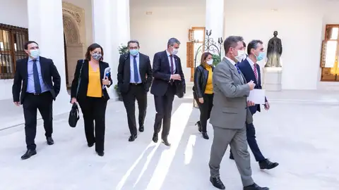 El presidente de Castilla-La Mancha, Emiliano García-Page, celebra una reunión con representantes de los agentes económicos y sociales, con la FEMP y con los presidentes de las diputaciones. El presidente de Castilla-La Mancha, Emiliano García-Page, celebra una reunión con representantes de los agentes económicos y sociales, con la FEMP y con los presidentes de las diputaciones.