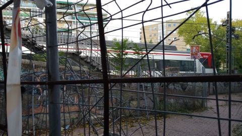 Pasarela sobre v&iacute;as del tren en el barrio de Los Nogales, Alcal&aacute; de Henares