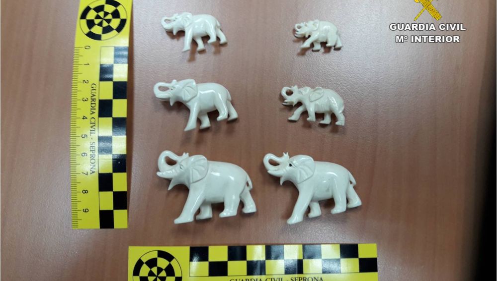 Elefantes en miniatura tallados en marfil