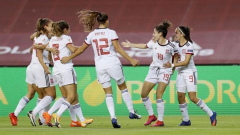 La Selecci&oacute;n femenina celebra uno de sus goles.