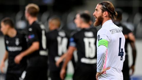 Sergio Ramos se lamenta tras un gol del Borussia M&ouml;nchengladbach