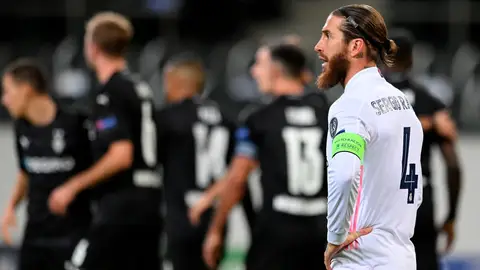 Sergio Ramos se lamenta tras un gol del Borussia Mönchengladbach Sergio Ramos se lamenta tras un gol del Borussia Mönchengladbach
