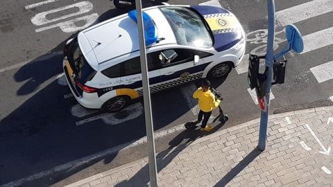 La policía local informa sobre la ordenanza a un usuario