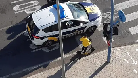 La policía local informa sobre la ordenanza a un usuario La policía local informa sobre la ordenanza a un usuario