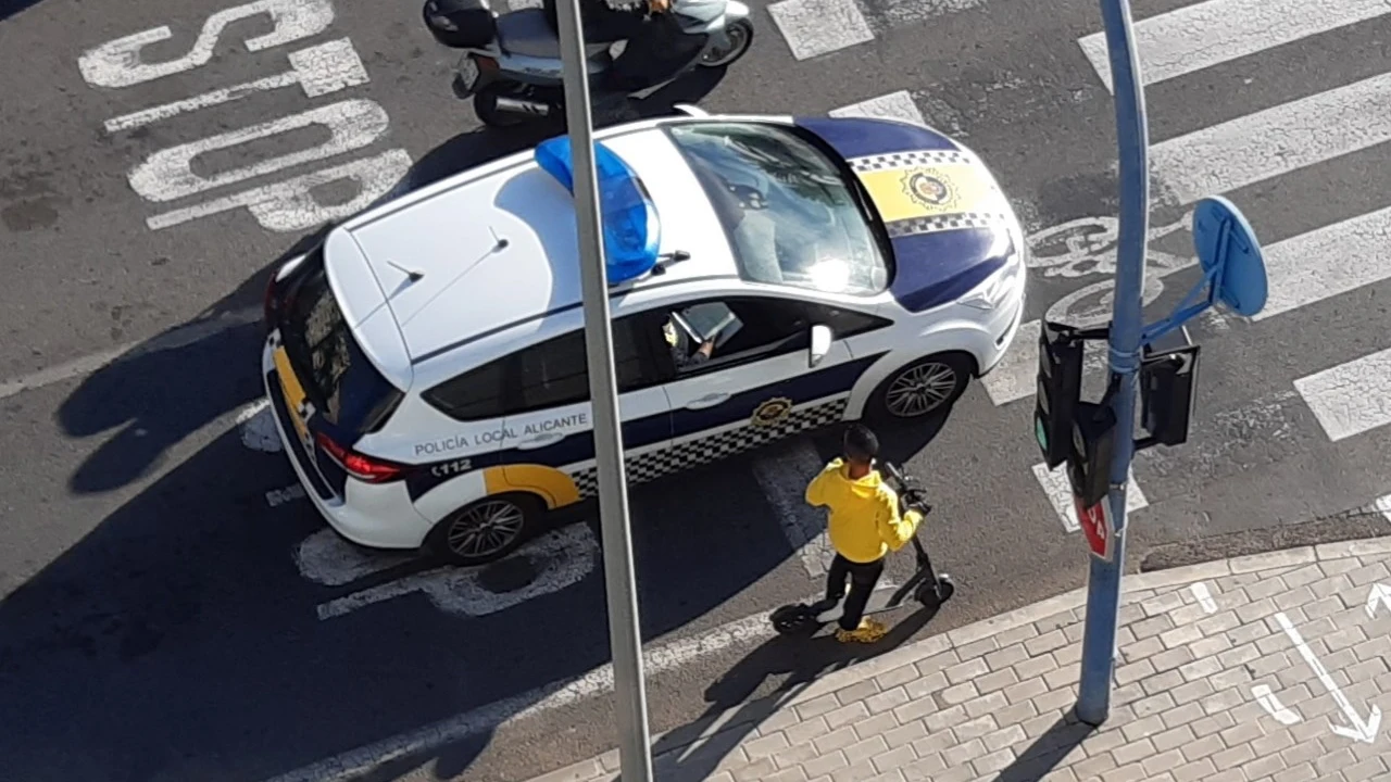 La policía local informa sobre la ordenanza a un usuario La policía local informa sobre la ordenanza a un usuario