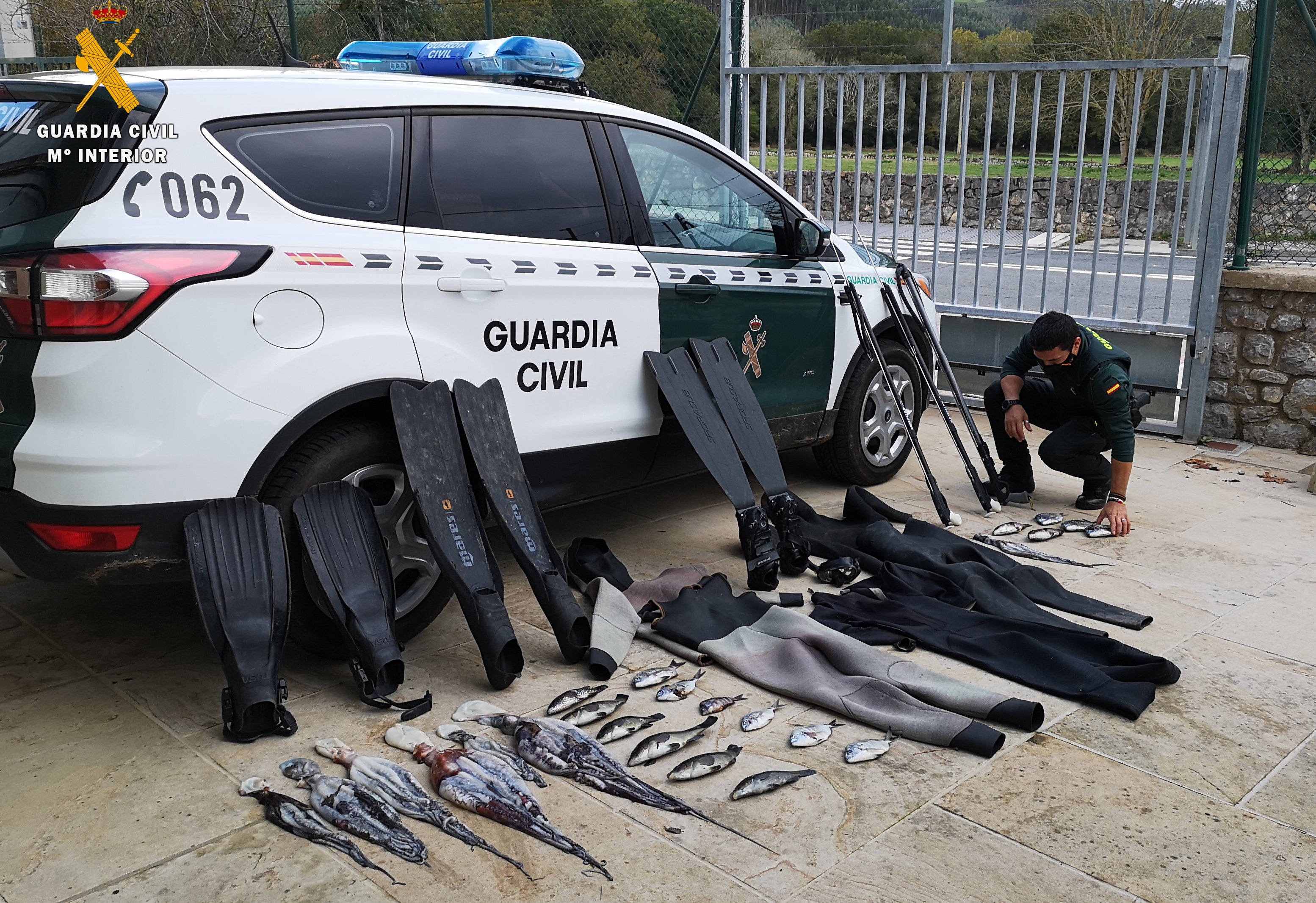 Detenidos tres buceadores pescando en una zona de especial protección Detenidos tres buceadores pescando en una zona de especial protección