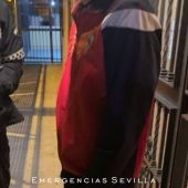 La Policía Local de Sevilla identifica por desórdenes públicos a uno de los participantes en la protesta contra el estado de alarma en la barriada de Pino Montano