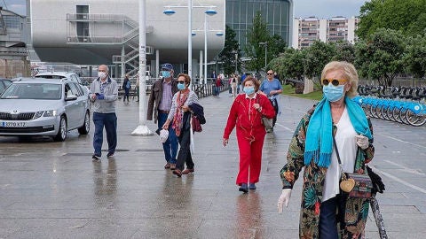 Paseantes por las calles de Santander