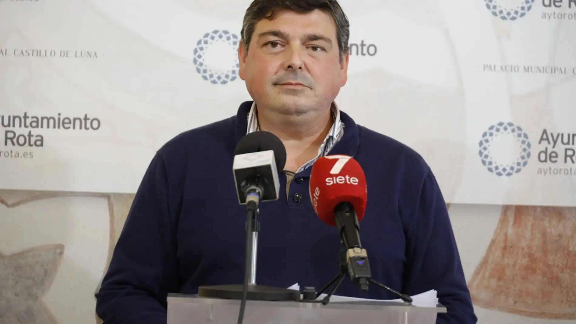 Daniel Manrique, portavoz del Gobierno de Rota, en rueda de prensa