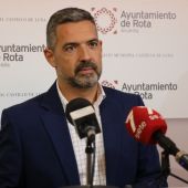 El alcalde de Rota, Javier Ruiz Arana, en rueda de prensa