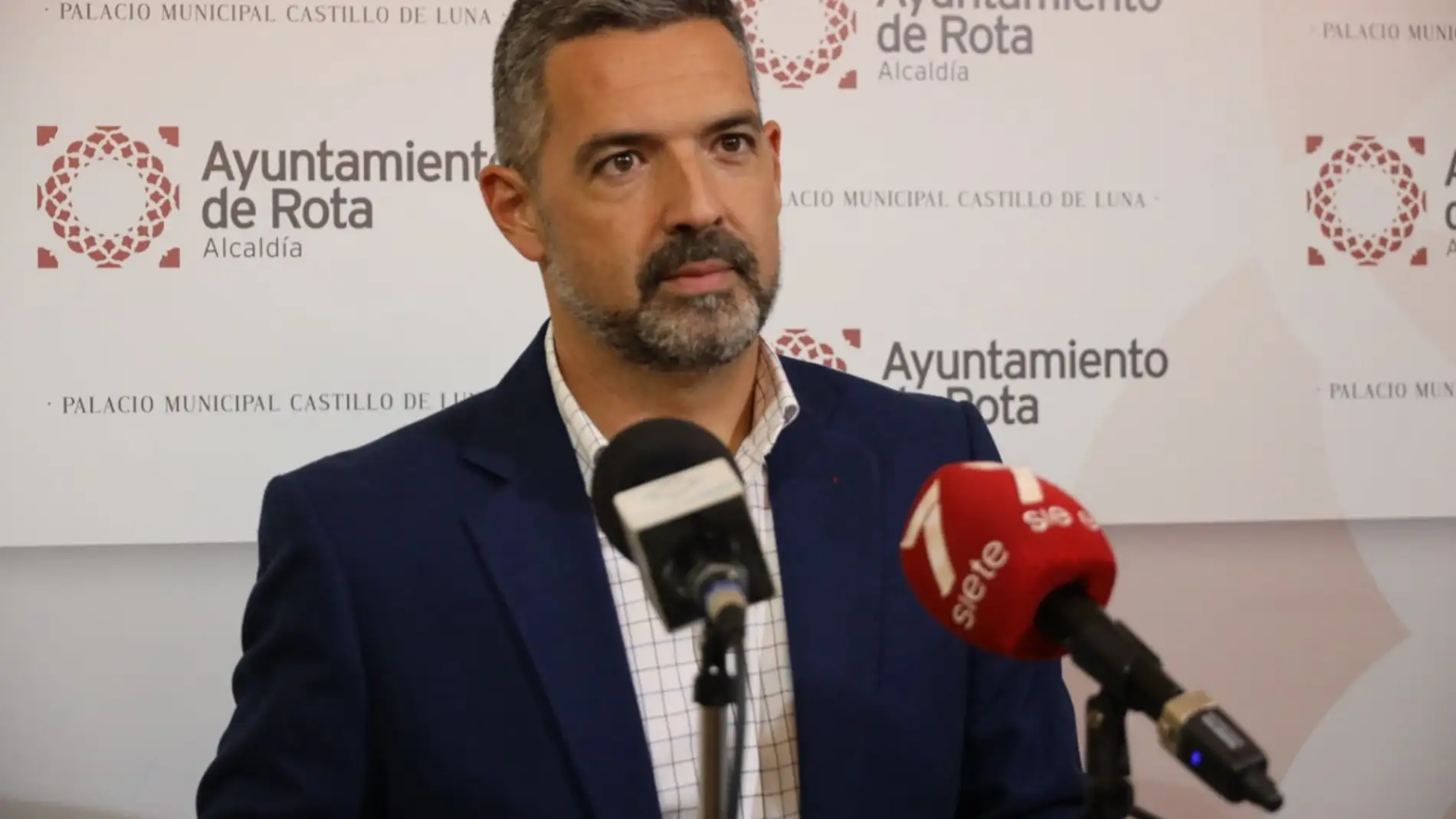 El alcalde de Rota, Javier Ruiz Arana, en rueda de prensa