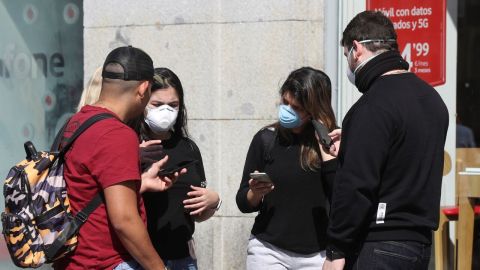 Jóvenes en una calle