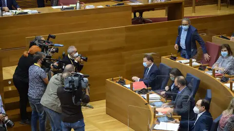 Ximo Puig en la sesión de control en les Corts Junto a Mónica Oltra