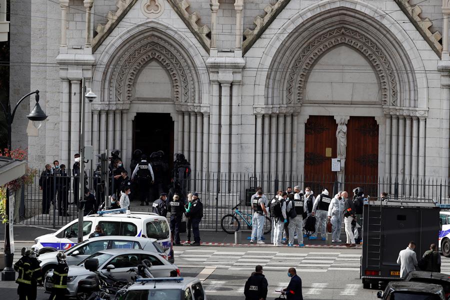 Al menos tres muertos y varios heridos en un ataque con cuchillo en Niza Al menos tres muertos y varios heridos en un ataque con cuchillo en Niza