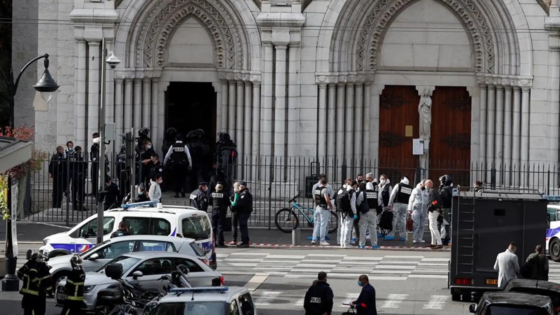 Agentes de la Policía francesa en el lugar del atentado en Niza.