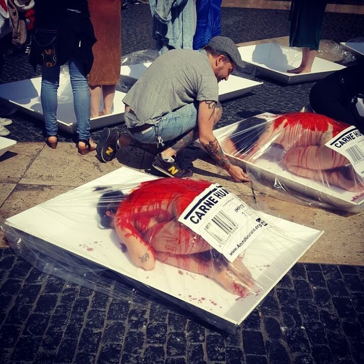 AnimaNaturalis organiza una performance con desnudos en bandejas de carne como protesta AnimaNaturalis organiza una performance con desnudos en bandejas de carne como protesta