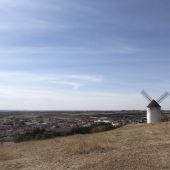 Mota del Cuervo, en La Mancha conquense, desde sus populares molinos 