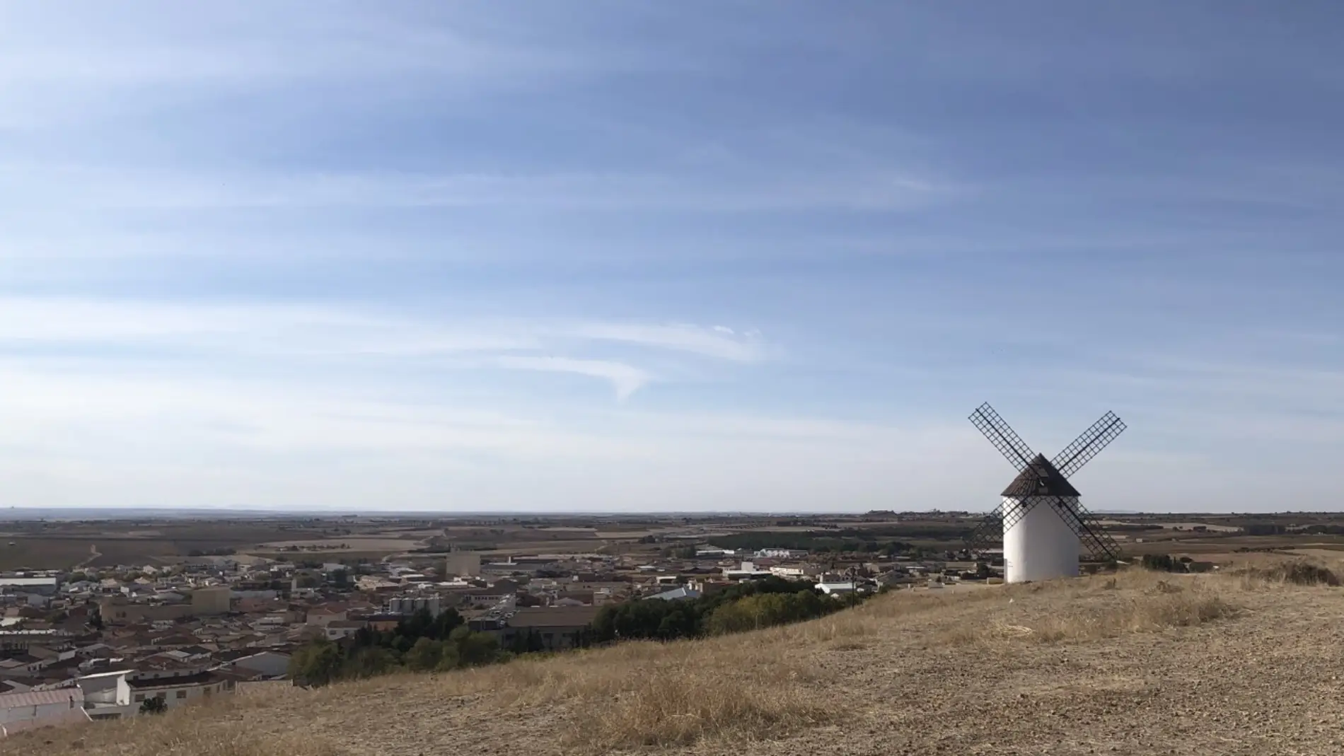 Mota del Cuervo, en La Mancha conquense, desde sus populares molinos 