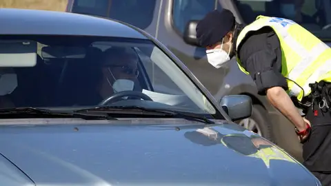 Catalunya imposa el tancament municipal durant el cap de setmana per frenar la segona onada Catalunya imposa el tancament municipal durant el cap de setmana per frenar la segona onada