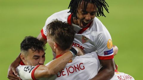 El Sevilla celebra su gol en su partido ante el Rennes. 