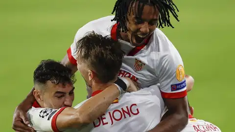 El Sevilla celebra su gol en su partido ante el Rennes. El Sevilla celebra su gol en su partido ante el Rennes.