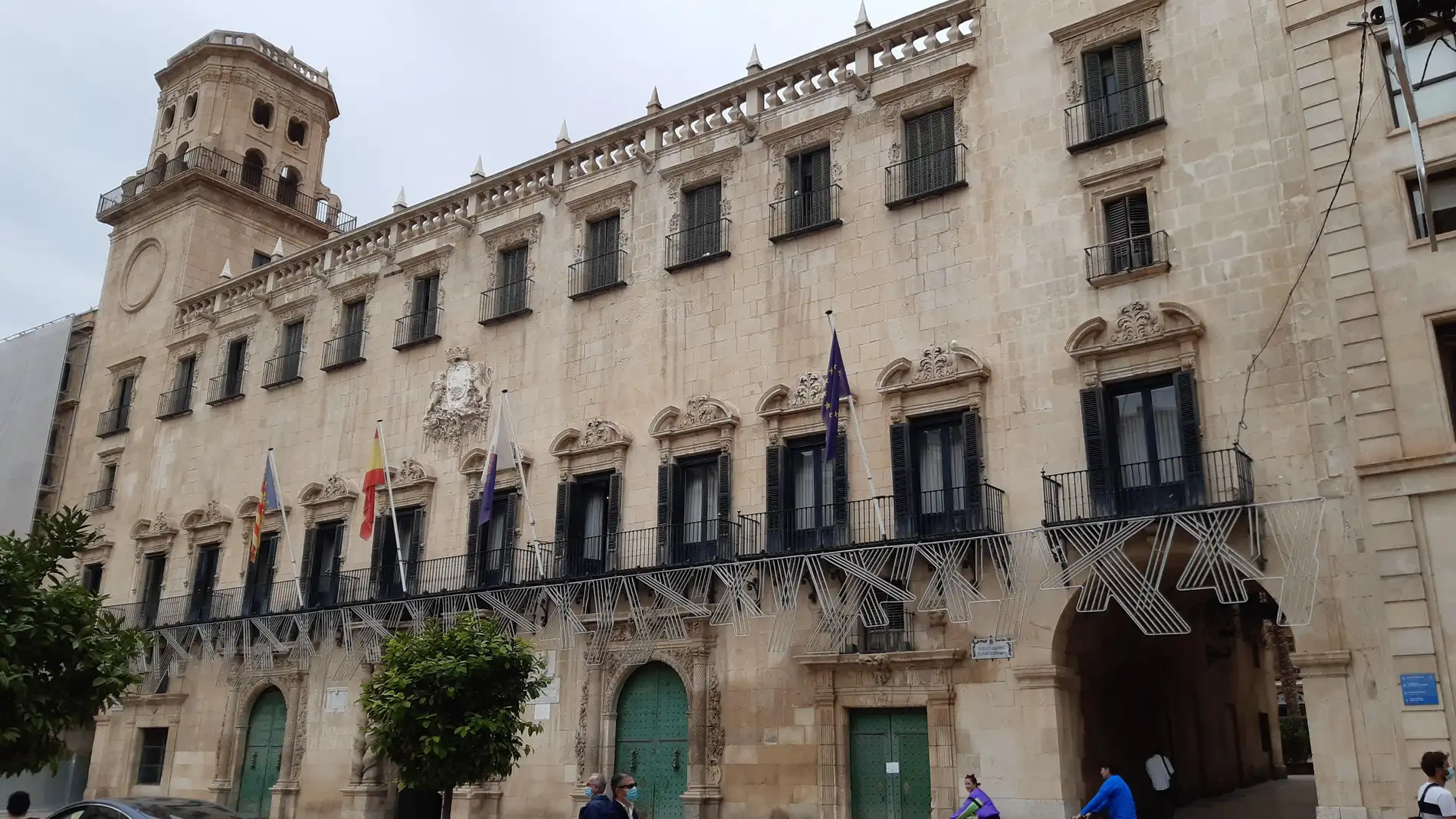 Fachada del edificio barroco del ayuntamiento de Alicante