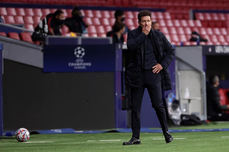 Los aplausos de un emocionado Simeone retumban en el homenaje a Maradona y Juan Sol en Mestalla Los aplausos de un emocionado Simeone retumban en el homenaje a Maradona y Juan Sol en Mestalla
