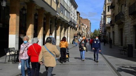 Vecinos de Palencia pasean por las calles de la ciudad.