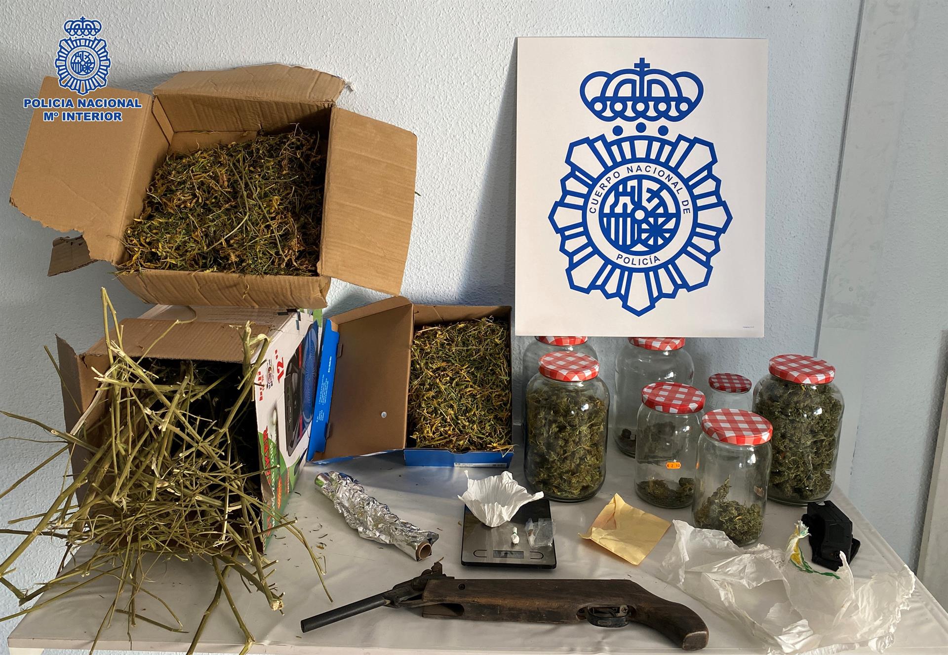 Desalojan un cumpleaños en Alcázar con 14 personas y requisan medio kilo de marihuana y 10 gramos de cocaína Desalojan un cumpleaños en Alcázar con 14 personas y requisan medio kilo de marihuana y 10 gramos de cocaína