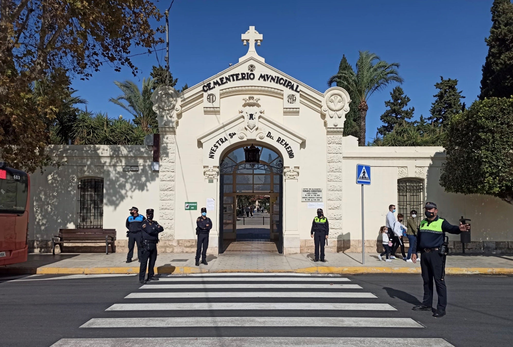 El Cementerio duplica sus visitas de forma escalonada en los días previos para evitar aglomeraciones el domingo El Cementerio duplica sus visitas de forma escalonada en los días previos para evitar aglomeraciones el domingo