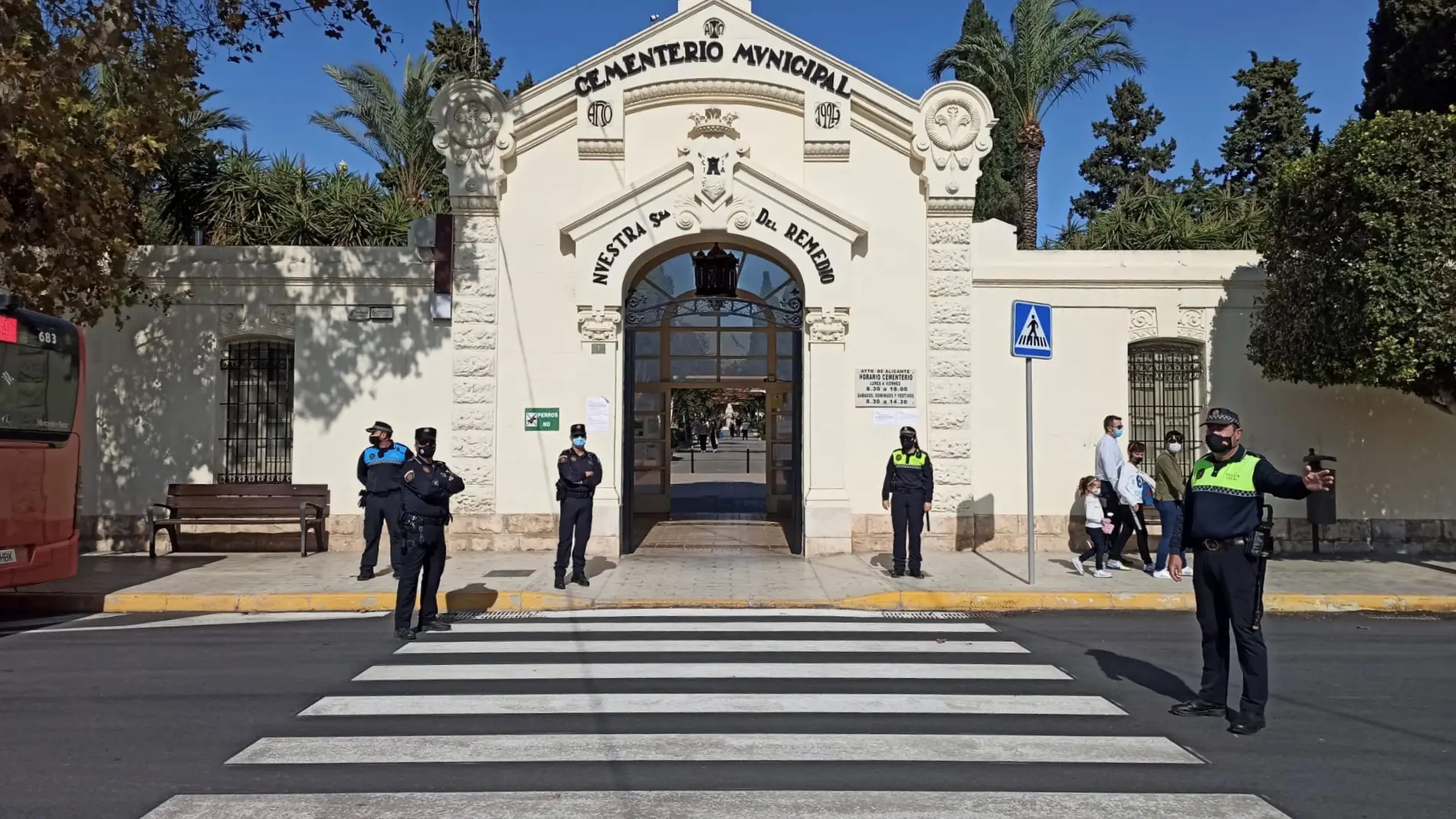 Puerta principal del Cementerio de Alicante 