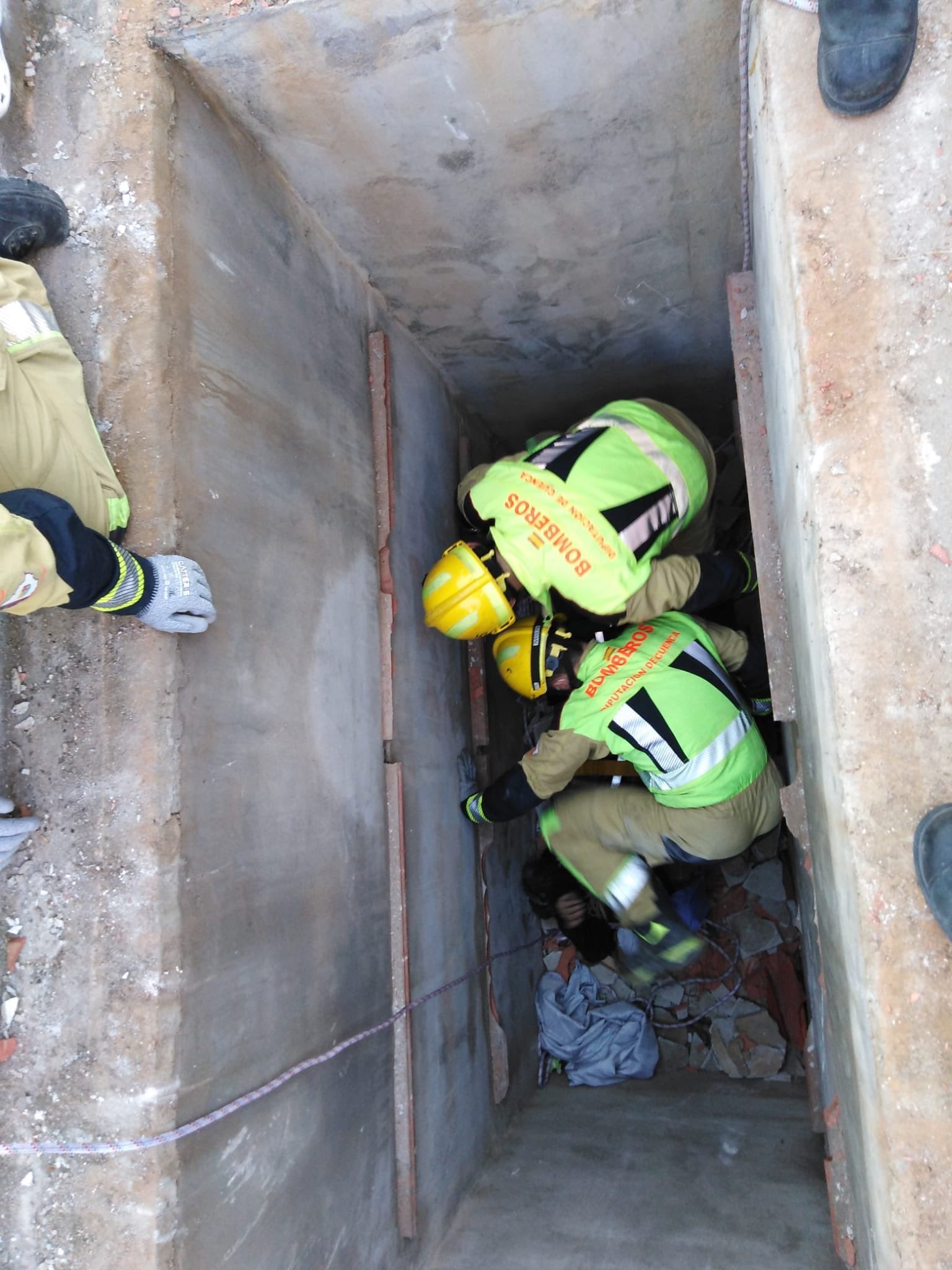 Rescatado un octogenario tras caer a una fosa del cementerio Rescatado un octogenario tras caer a una fosa del cementerio