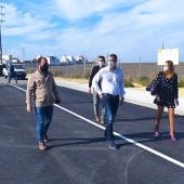 El alcalde de Arcos y Ana Carrera, durante la visita a los trabajos
