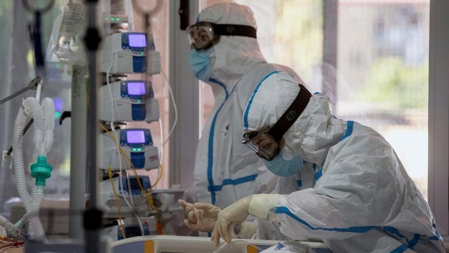 Dos enfermeras atienden a una enferma de covid 19 en la UCI