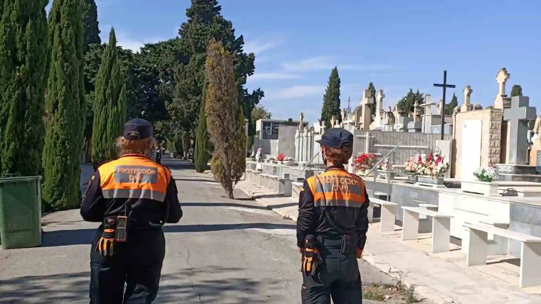 Voluntarios de Protección Civil en el cementerio Voluntarios de Protección Civil en el cementerio