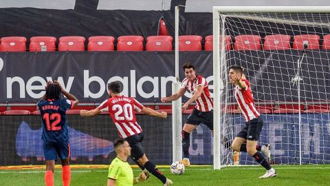 Los jugadores del Athletic celebran un tanto ante el Sevilla