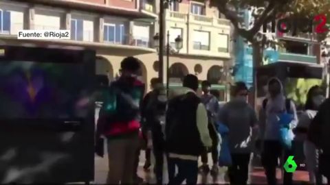 J&oacute;venes de Logro&ntilde;o salen a la calle para limpiar y arreglar los destrozos provocados por los disturbios