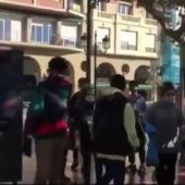 Jóvenes de Logroño salen a la calle para limpiar y arreglar los destrozos provocados por los disturbios