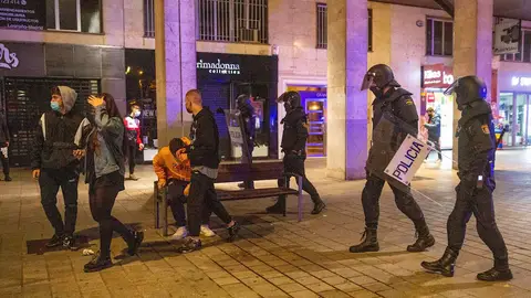 Tercera noche de disturbios en Logroño y León contra las restricciones Tercera noche de disturbios en Logroño y León contra las restricciones