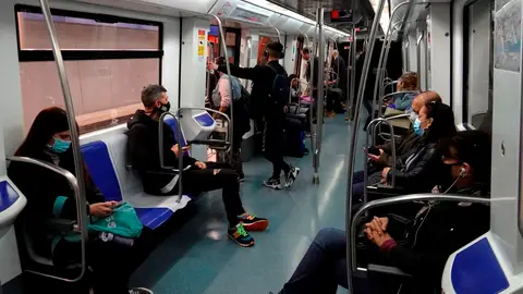 Varias personas en un vagón de metro en Barcelona Varias personas en un vagón de metro en Barcelona