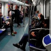 Varias personas en un vagón de metro en Barcelona