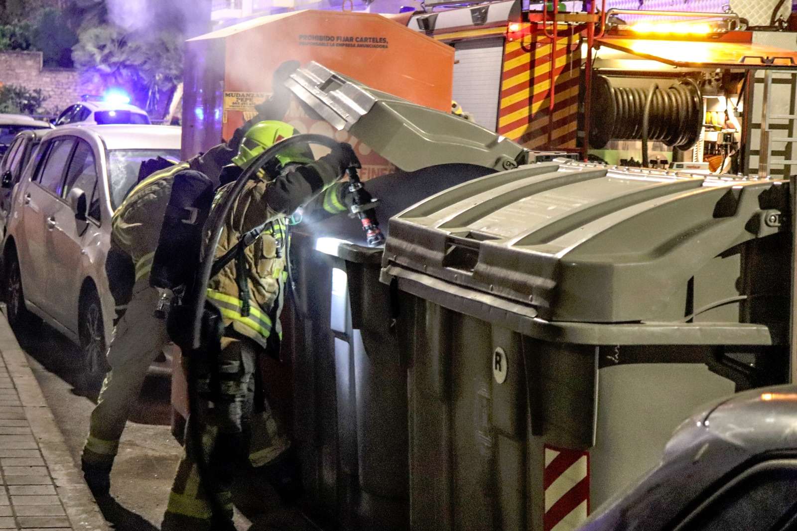 La policía intenta identificar a los autores de la quema de contenedores tras una presunta manifestación pacífica contra el toque de queda La policía intenta identificar a los autores de la quema de contenedores tras una presunta manifestación pacífica contra el toque de queda
