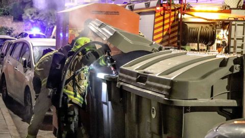 Los Bomberos de Alicante apagando un contenedor