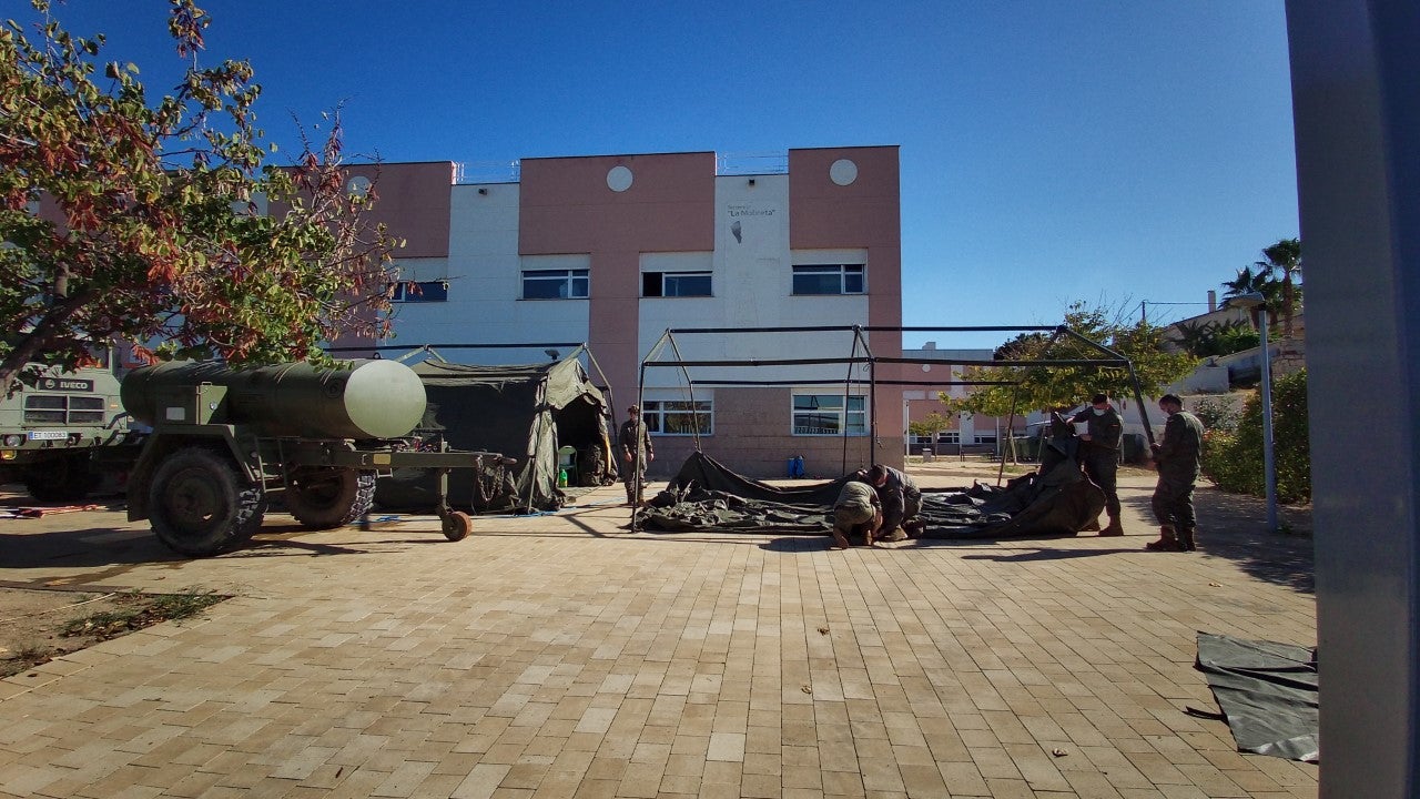 Militares especializados en lucha biológica desinfectan la residencia de la tercera edad La Molineta de Petrer Militares especializados en lucha biológica desinfectan la residencia de la tercera edad La Molineta de Petrer
