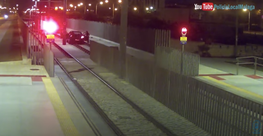 Identifican a la conductora ebria que circuló con su coche por las vías del Metro en Málaga Identifican a la conductora ebria que circuló con su coche por las vías del Metro en Málaga