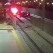 La conductora, bajo los efectos del alcohol, antes de entrar al tunel del Metro en Málaga