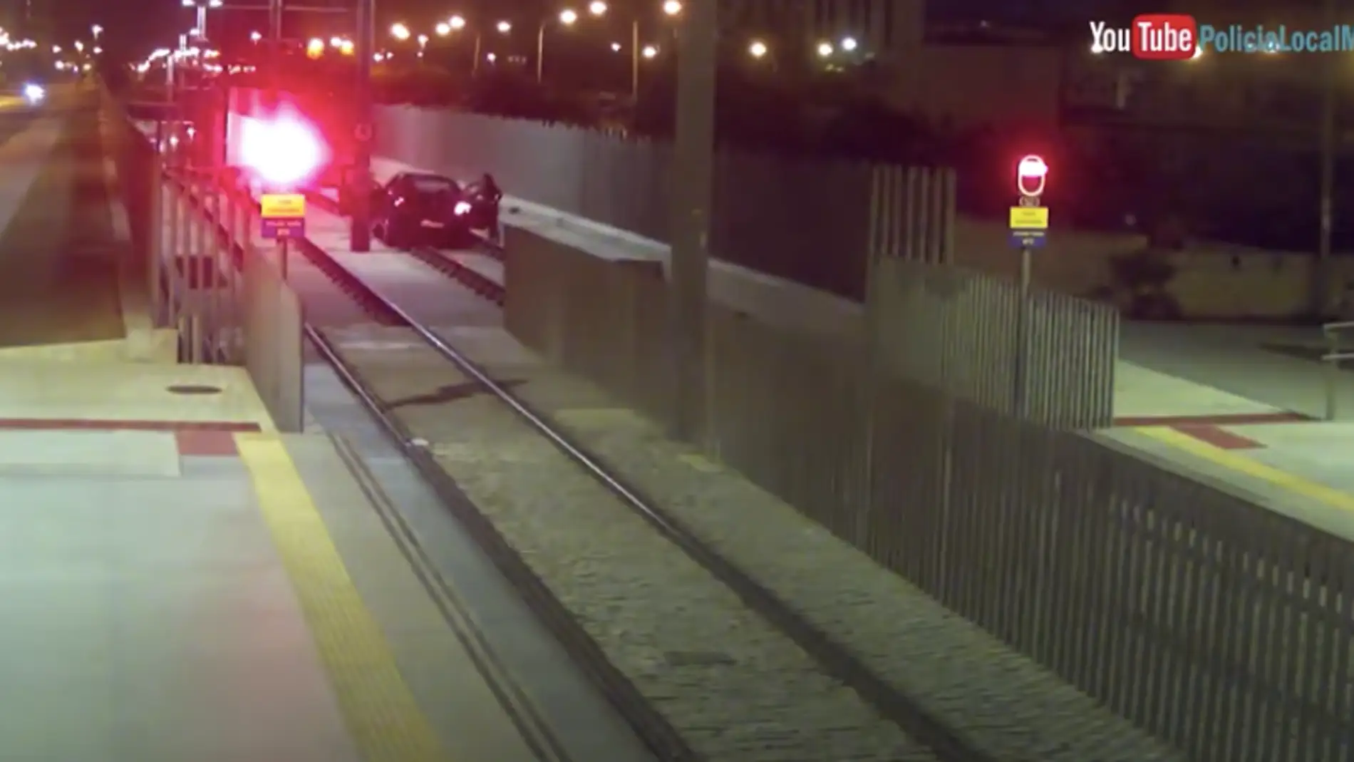 La conductora, bajo los efectos del alcohol, antes de entrar al tunel del Metro en Málaga
