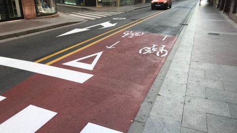 Nuevo carril bici en la calle Juan Carlos I de Elche.