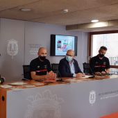 El concejal de Seguridad, José Ramón González y los responsables del SPEIS